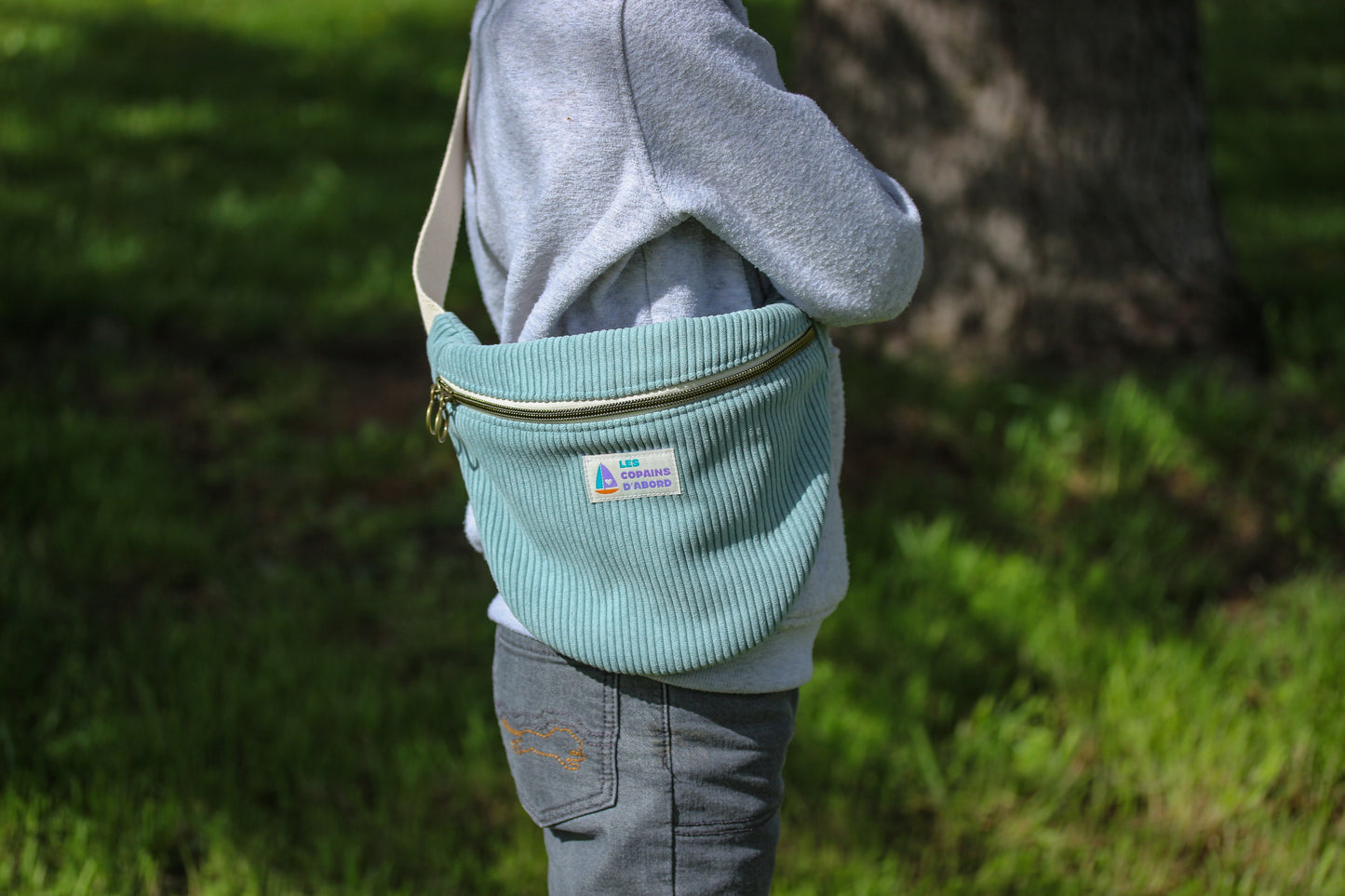 Sac banane enfant "Les copains d'abord" Velours côtelé bleu ciel