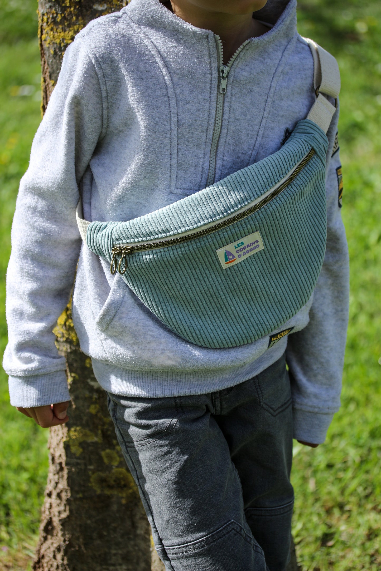 Sac banane enfant "Les copains d'abord" Velours côtelé bleu ciel