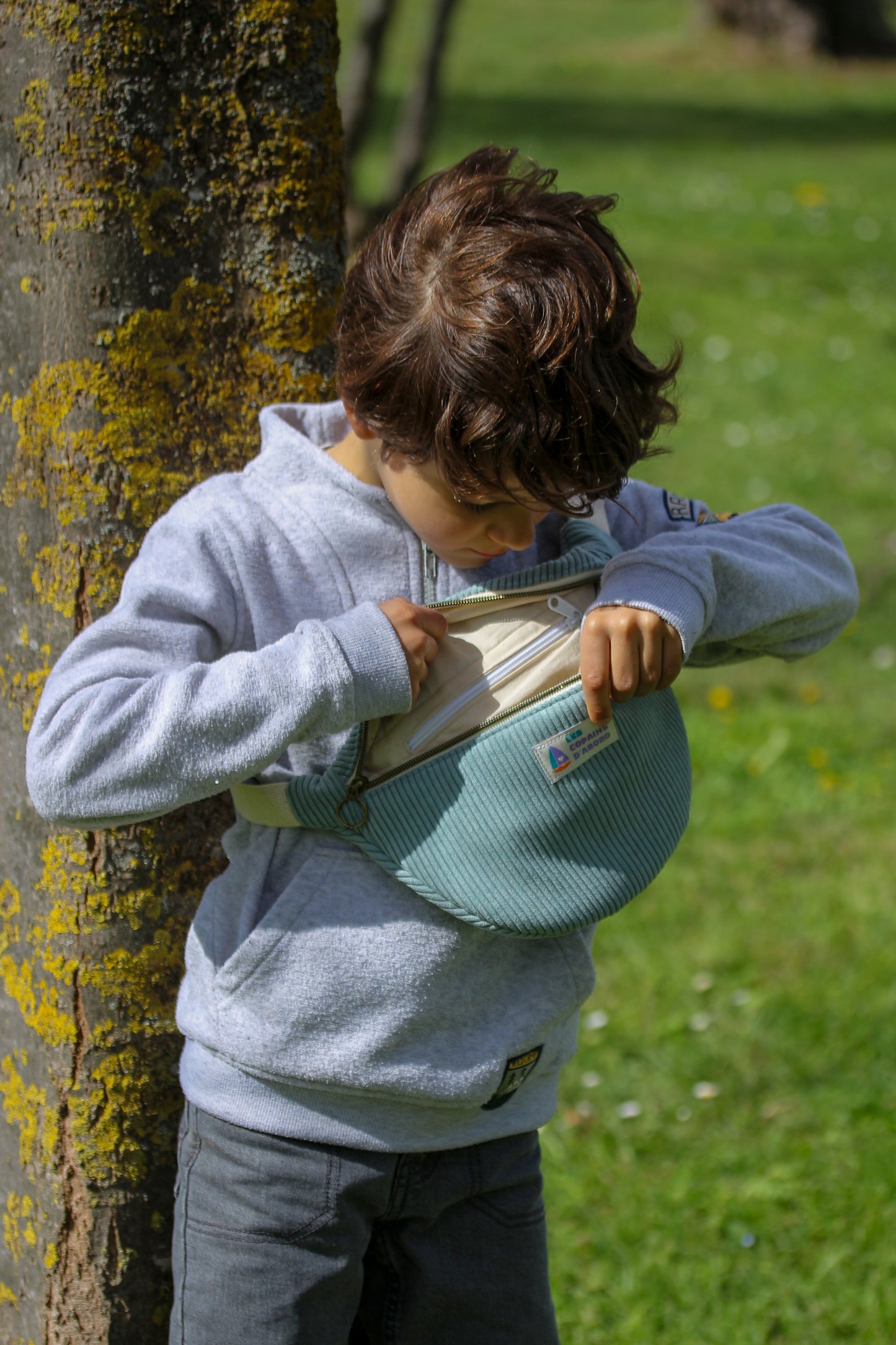 Sac banane enfant "Les copains d'abord" Velours côtelé bleu ciel