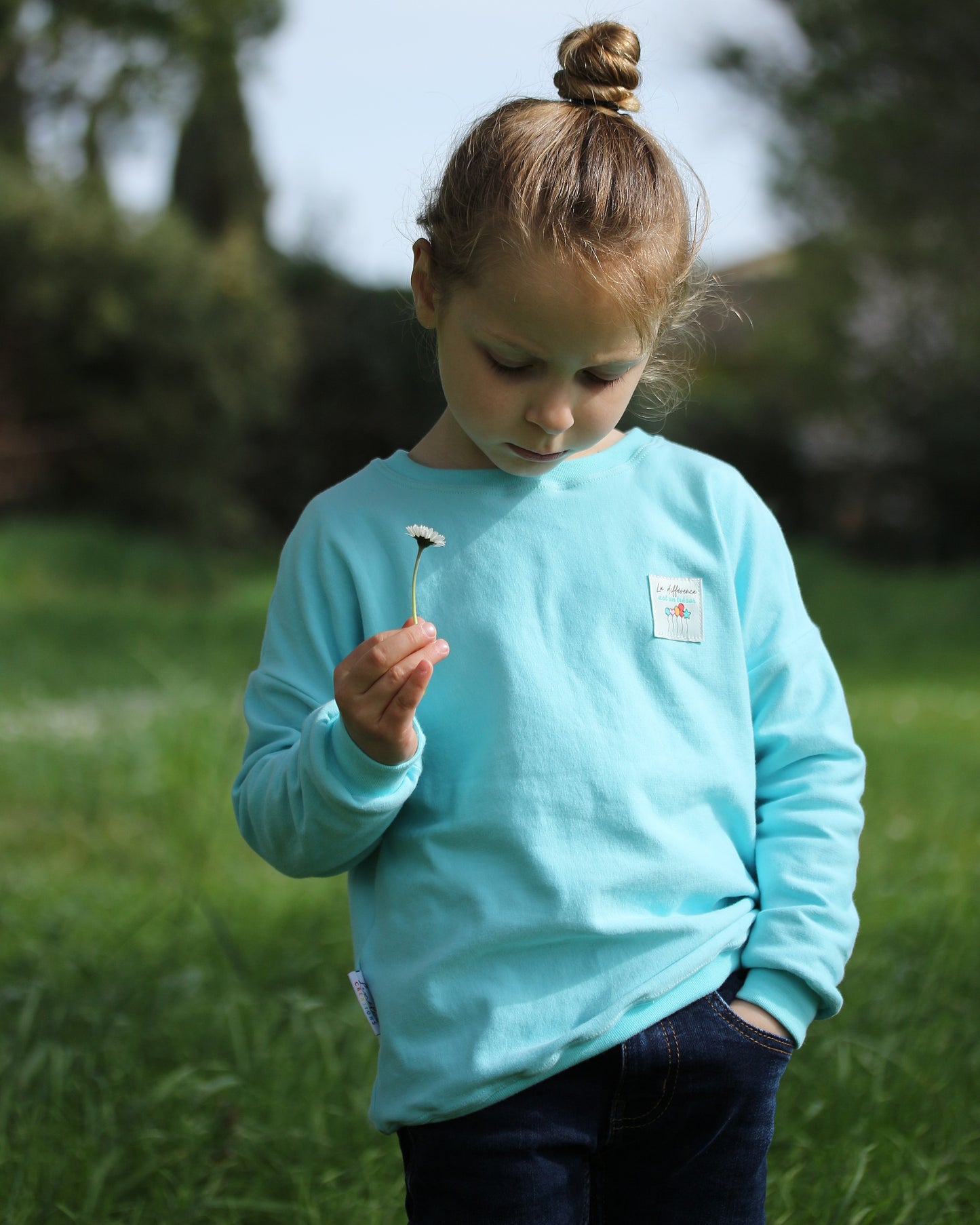 Sweat en coton enfant bleu ciel "La différence est un trésor"