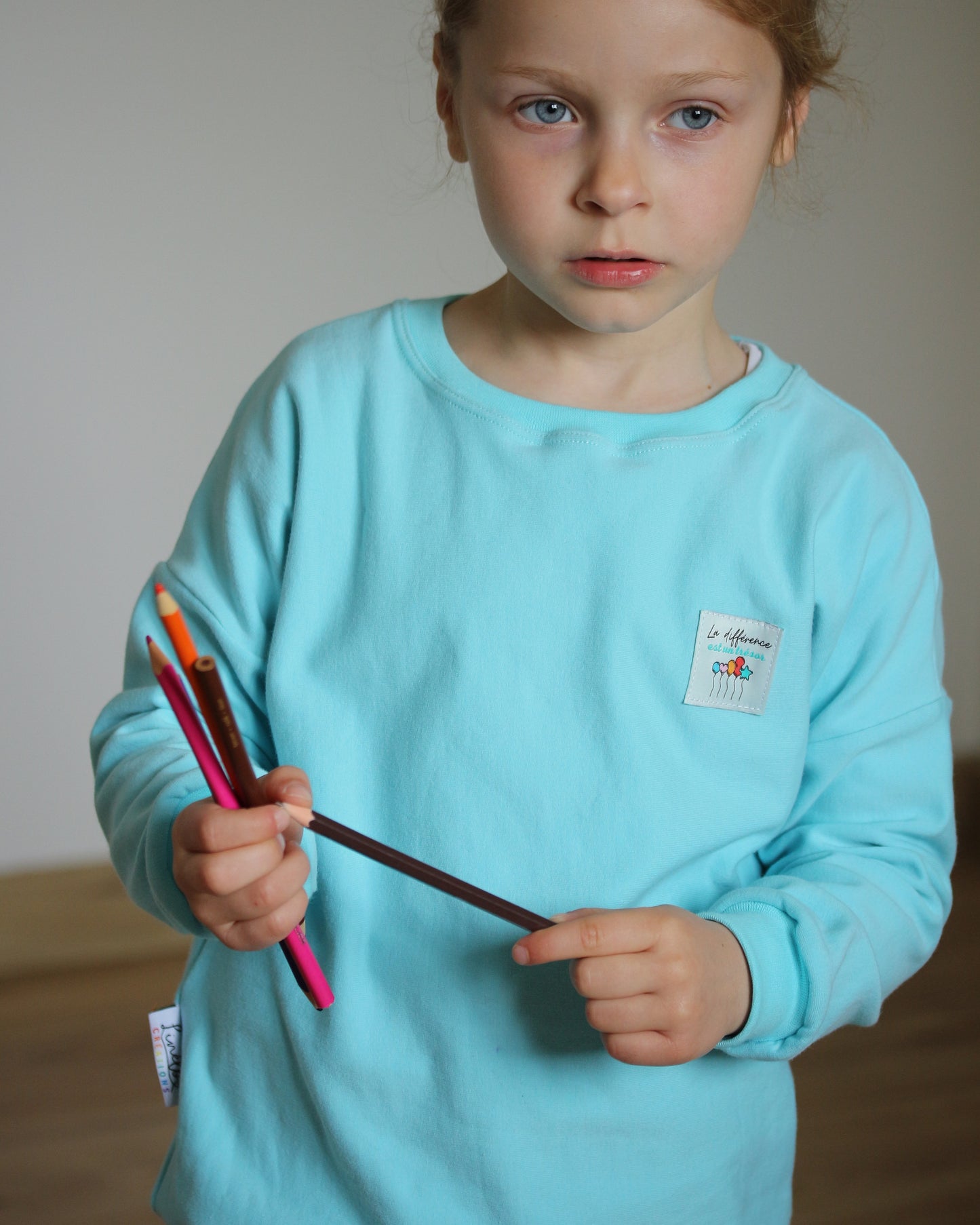 Sweat en coton enfant bleu ciel "La différence est un trésor"