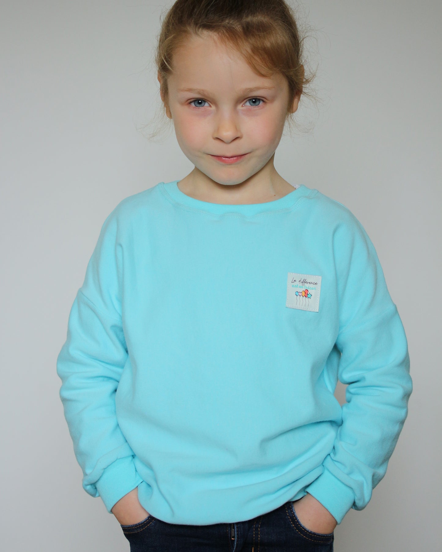 Sweat en coton enfant bleu ciel "La différence est un trésor"