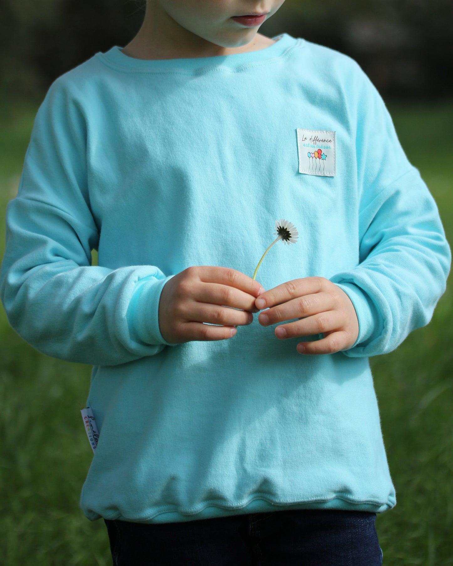 Sweat en coton enfant bleu ciel "La différence est un trésor"