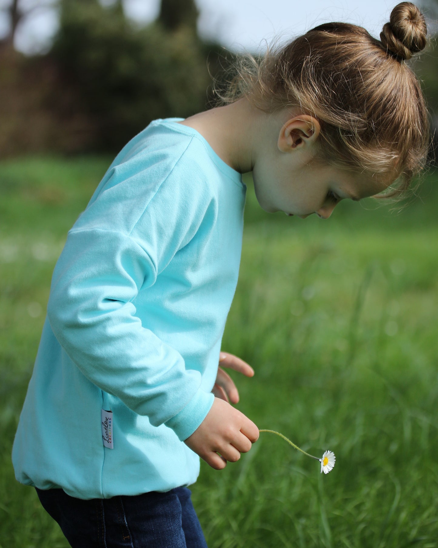 Sweat en coton enfant bleu ciel "La différence est un trésor"