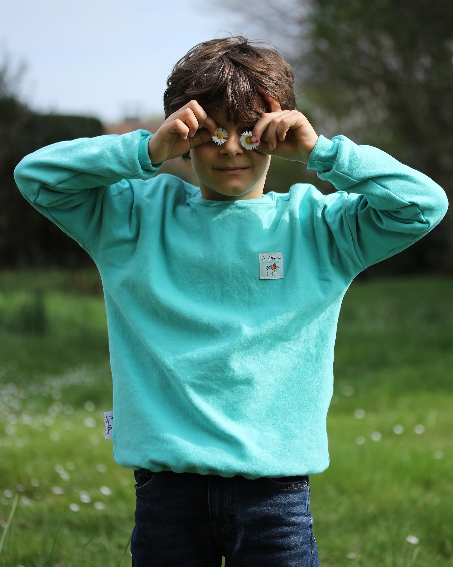 Sweat en coton enfant bleu ciel "La différence est un trésor"