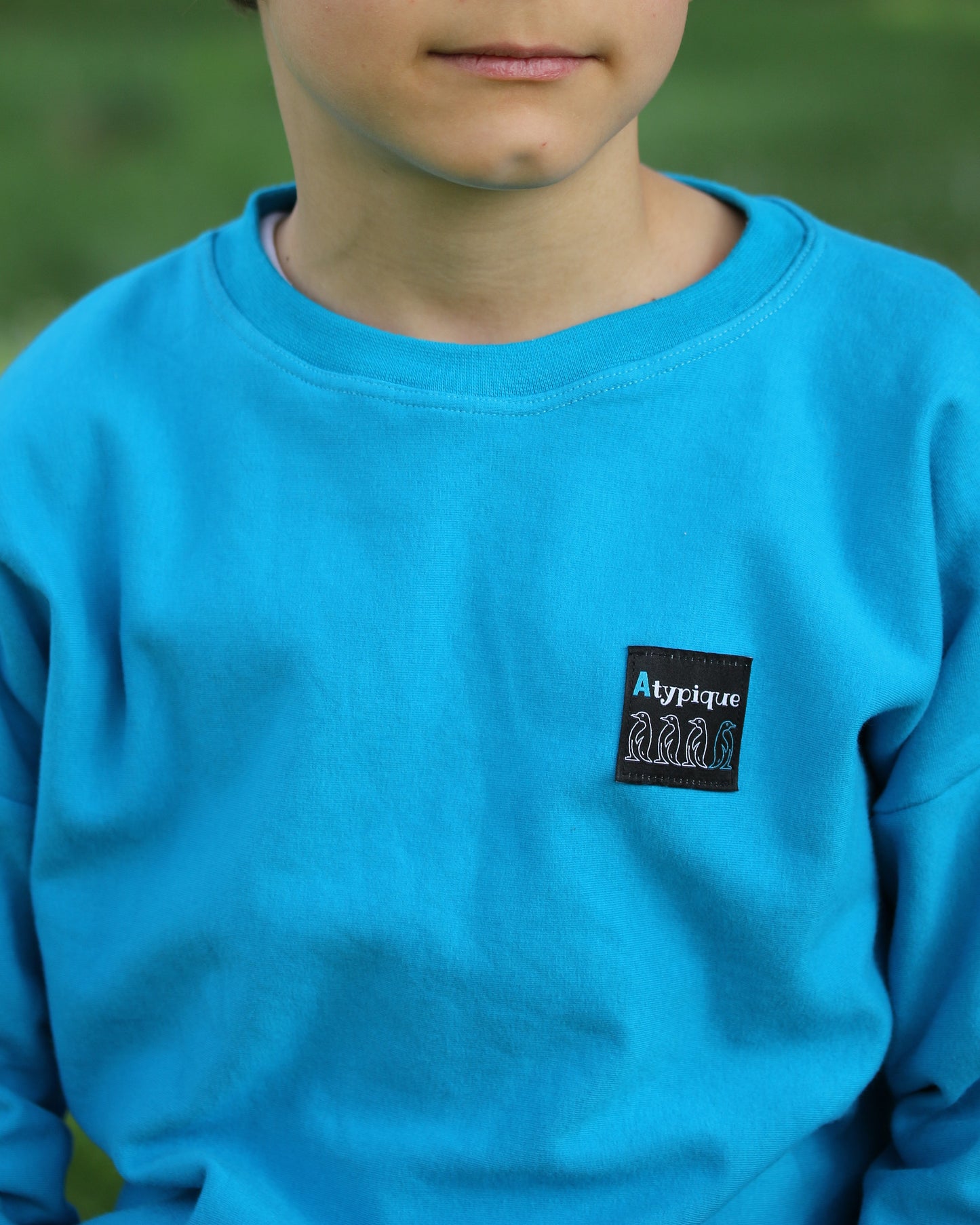 Sweat en coton enfant bleu turquoise "Atypique"